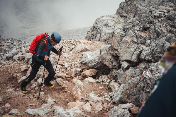 Quels sont les meilleurs itinéraires pour une randonnée dans les montagnes de l'Atlas, Maroc : équipements et conseils pratiques ?