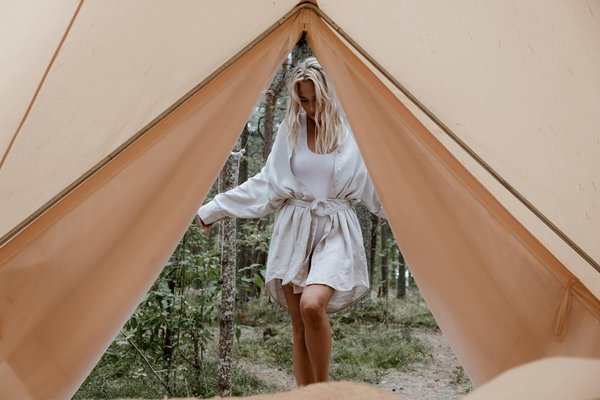 Quels sont les meilleurs conseils pour camper en forêt boréale pendant la saison des moustiques?